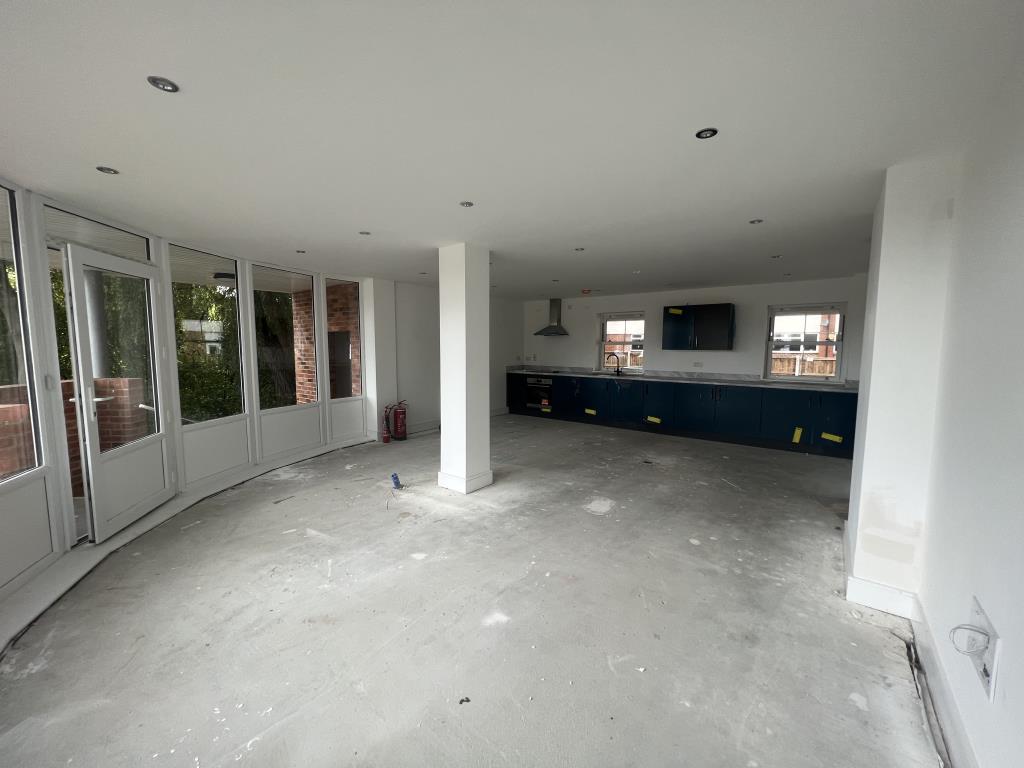 Lot: 125 - LEASEHOLD COMMERCIAL UNIT - 